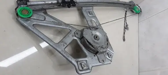 Rear door manual window regulator