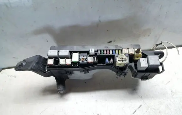 Toyota Avensis Verso Fuse module 9008087030