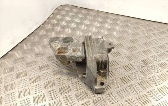 Mercedes-Benz CLA C117 X117 W117 Engine mount bracket 28008