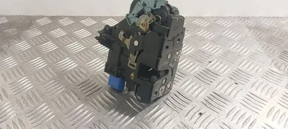 Volkswagen Golf V Front door lock 3D1837016