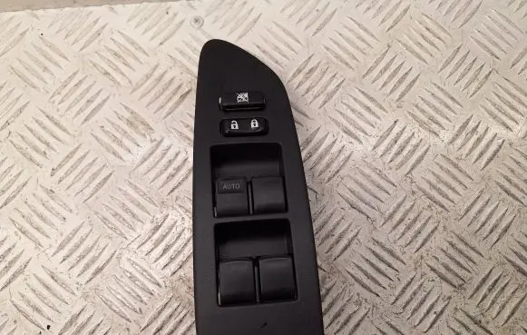 Toyota Auris 150 Electric window control switch 8482002210