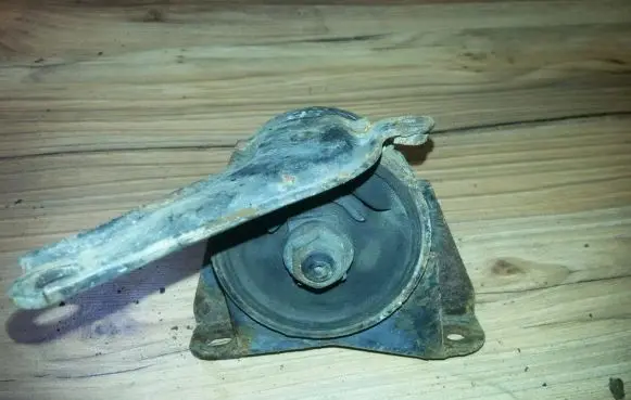 Toyota Corolla E100 Engine mount bracket