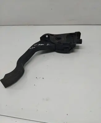 Accelerator throttle pedal