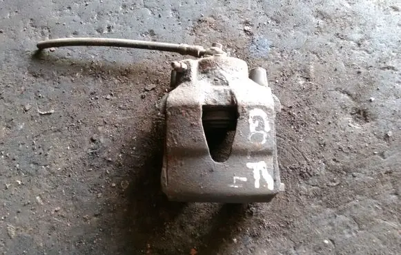 Volkswagen Golf IV Front brake caliper