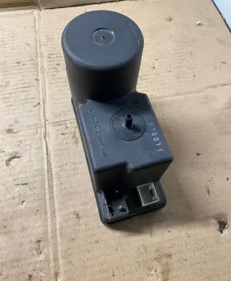 Audi A4 S4 B5 8D Central locking vacuum pump 4A0862257A
