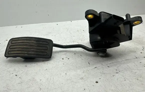 Accelerator throttle pedal