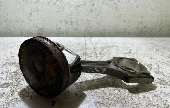 Dodge Challenger Piston with connecting rod
