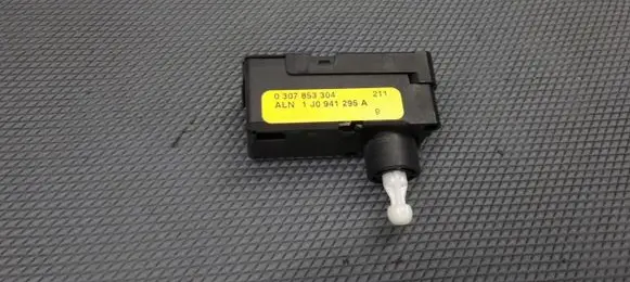 Volkswagen Touran III Headlight level adjustment motor 