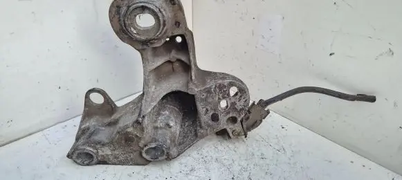 Volkswagen PASSAT B5.5 Engine mounting bracket 4b0199352