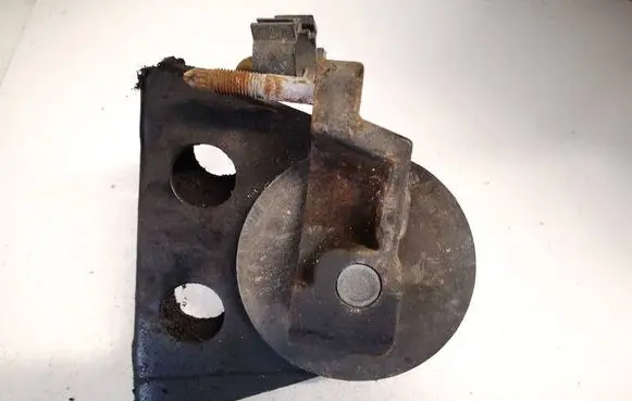 Nissan Primera Engine mount bracket