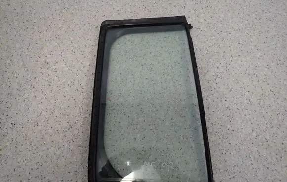 Mazda 5 Sliding door window/glass 