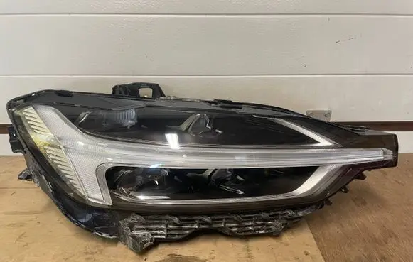 Volvo XC60 Headlight/headlamp 32133545