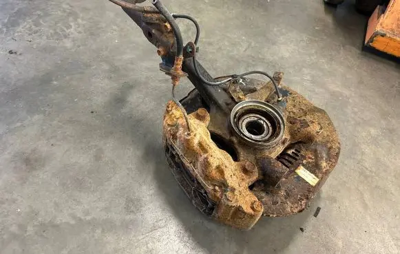 Toyota Hilux (AN10, AN20, AN30) Front wheel hub spindle knuckle