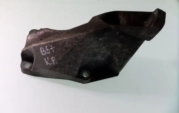 Volkswagen PASSAT B5.5 Engine mounting bracket 8D0199307P