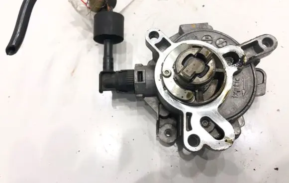 Volvo V40 Vacuum pump 31316688