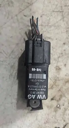 Volkswagen Touran I Glow plug pre-heat relay 038907281D 51299023A