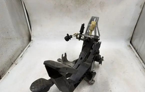 Audi A4 S4 B5 8D Pedal assembly 8D1721117D