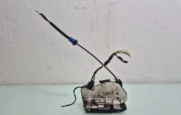 Volkswagen PASSAT CC Front door lock 5N1837016A