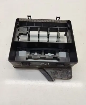 BMW 7 E32 Relay mounting block 1374129 61131374129 8355177