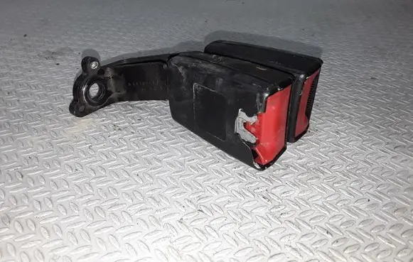 Middle seatbelt buckle (rear)