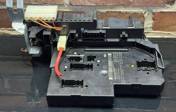 Mercedes-Benz C W204 Central body control module 2049060505