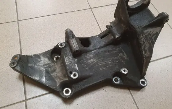 Opel Vivaro Generator/alternator bracket 8200183234