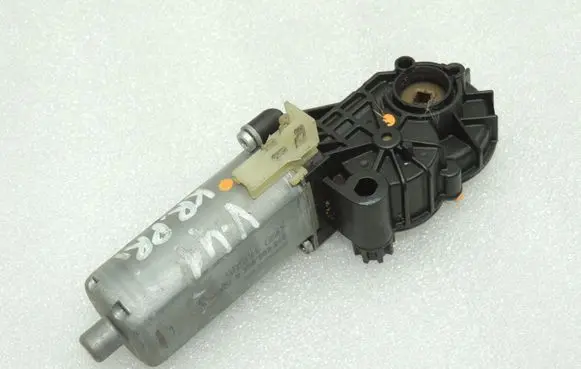 Volvo V70 Seat adjustment motor 390203246
