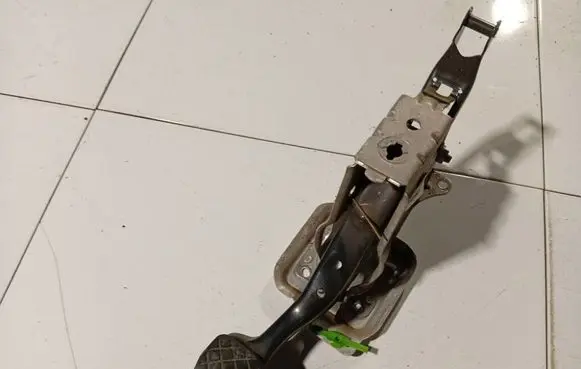 Volkswagen Touran I Brake pedal 1T1721057K
