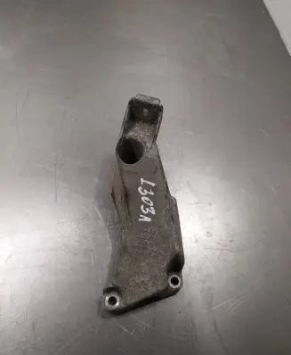 Audi A4 S4 B7 8E 8H Engine mounting bracket 8E0199307A