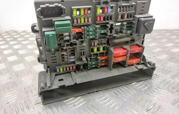 BMW 1 E81 E87 Fuse module 911944404