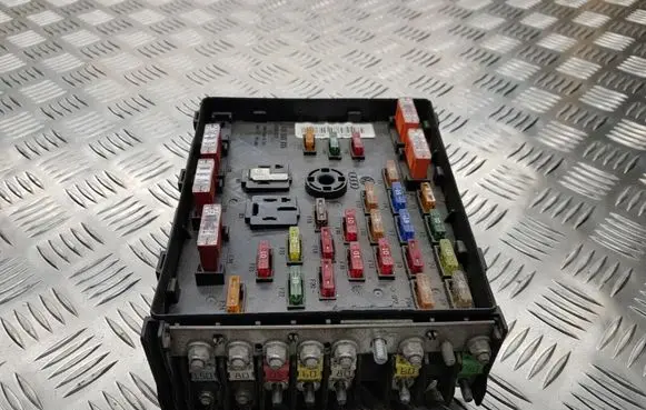Volkswagen PASSAT B6 Fuse module 3C0937125
