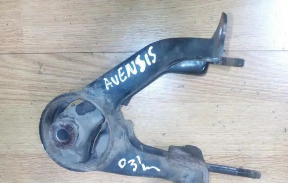 Toyota Avensis T250 Engine mount bracket