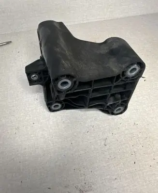 Mercedes-Benz E W213 Engine mounting bracket a6542232300