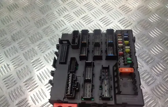 Opel Vectra C High voltage junction box 13112912