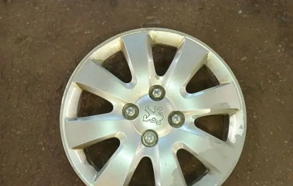 Peugeot 206 R15 wheel hub/cap/trim 9651017580