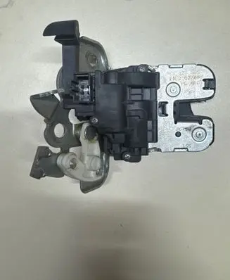 Skoda Superb B6 (3T) Tailgate/trunk/boot lock/catch/latch 8K9827505