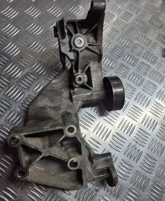 Hyundai i30 Generator/alternator bracket 