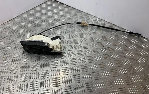 Volkswagen Golf VI Front door lock 5K1837015B