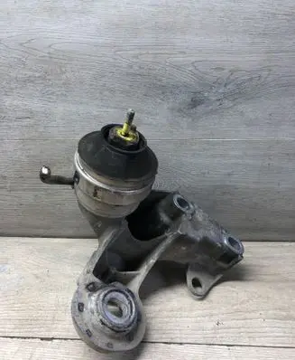 Volkswagen PASSAT B5.5 Engine mounting bracket 8E0199352F