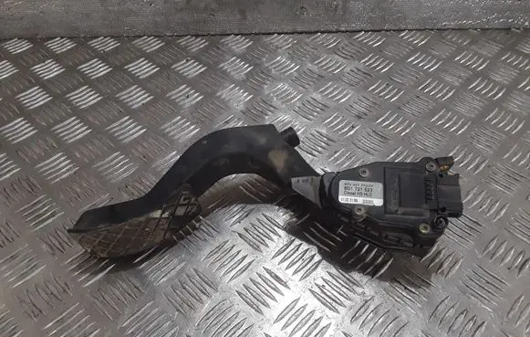 Volkswagen PASSAT B5 Accelerator throttle pedal 8D1721523