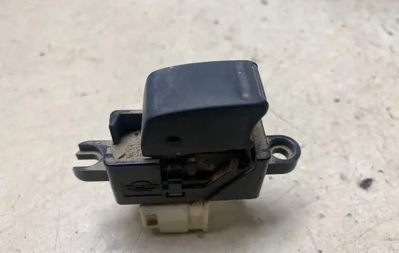 Nissan X-Trail T30 Electric window control switch 5616Z