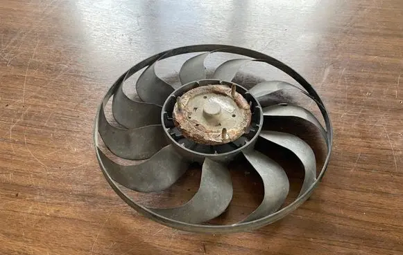 Volkswagen Golf III Radiator cooling fan shroud 1H0119113