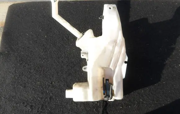 Nissan Qashqai Windshield washer fluid reservoir/tank 289104FA0A