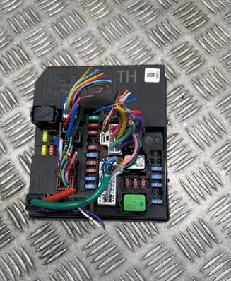 Nissan Juke I F15 Fuse module 284B71TX2A VZX114878Z