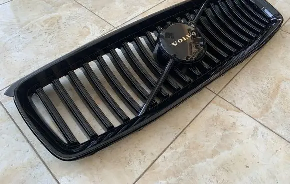 Volvo XC90 Front bumper upper radiator grill 32365192 32365190