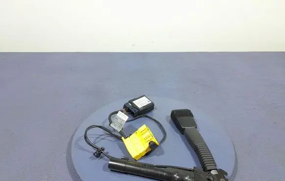BMW 1 E82 E88 Front seatbelt 33044477F
