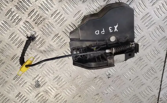 BMW X3 E83 Front door lock (next to the handle) 7167073