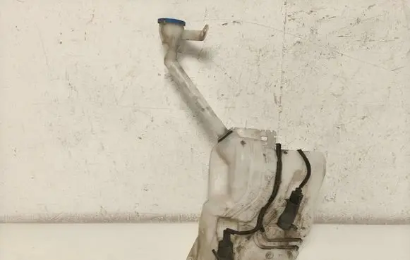 Nissan Qashqai+2 Windshield washer fluid reservoir/tank
