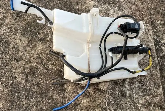 Windshield washer fluid reservoir/tank