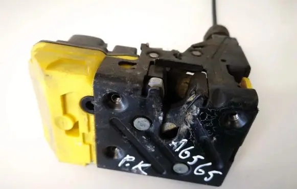 Volvo S60 Front door lock 8650545